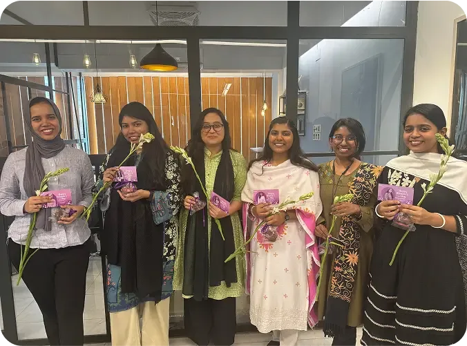 Women of 6sense HQ with flowers and cards on Women’s Day — photo 3