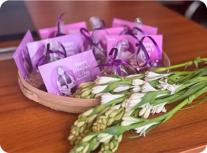 Women of 6sense HQ with flowers and cards on Women’s Day — photo 4